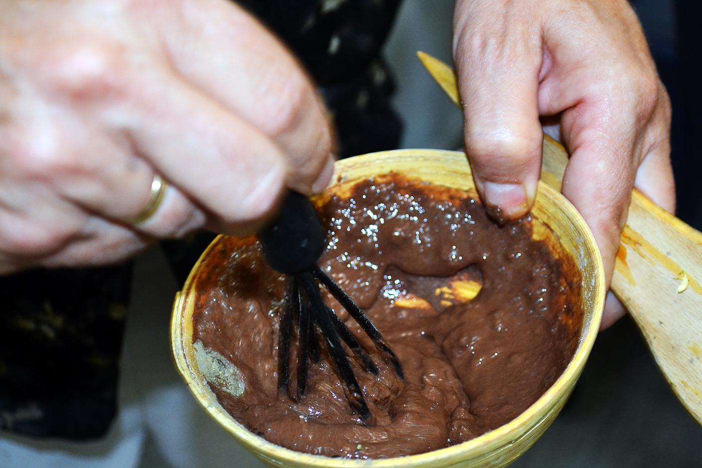 El barro vegetal batido a mano hasta volverse crema