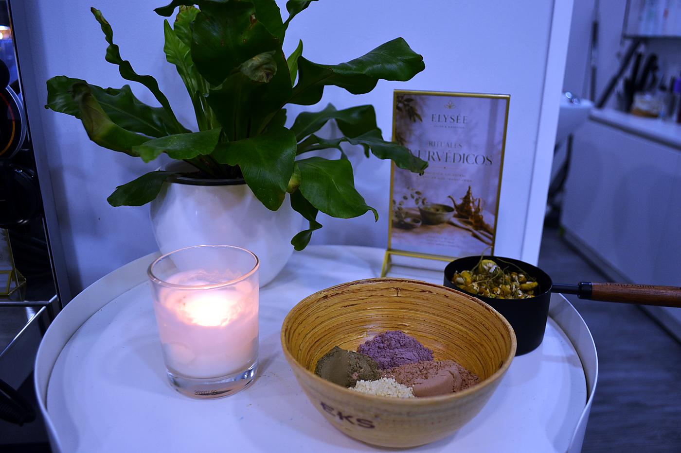 La mesa del ritual con la vela encendida y los barros vegetales